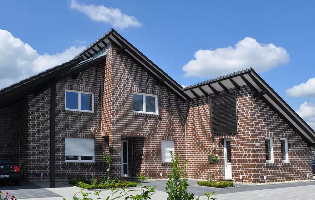 Casa finisata cu caramida aparenta klinker Accum brun-albastru