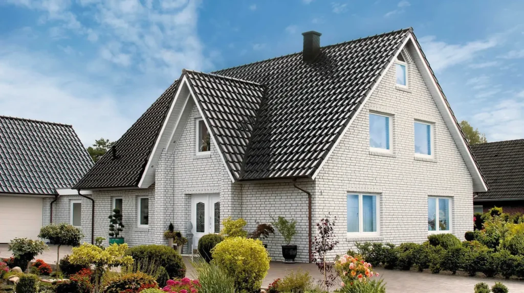 Roben Moldova, acoperis din tigla, fatade din klinker